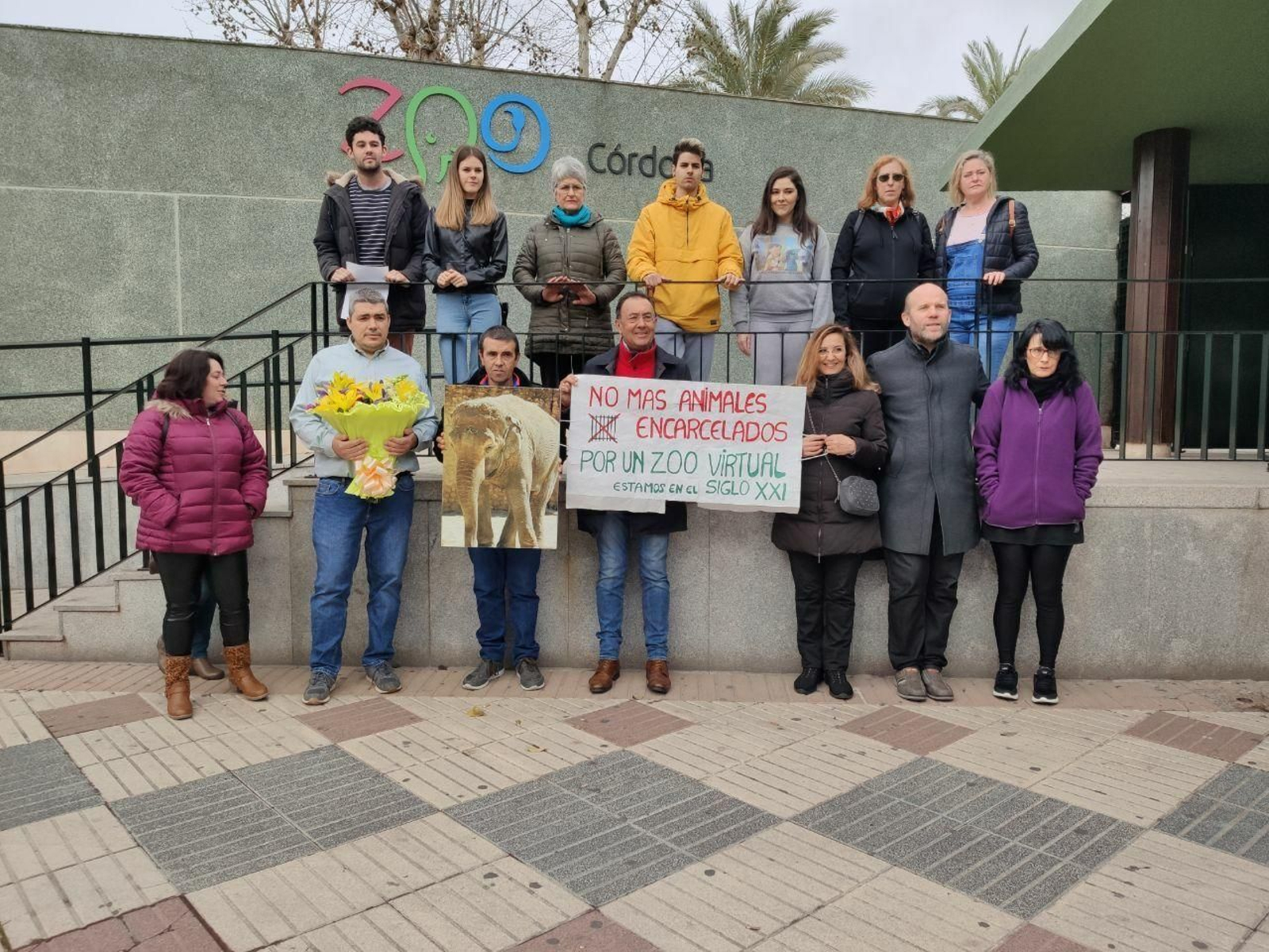 Concentración de Pacma a las puertas del Zoo en memoria de la elefanta Flavia.