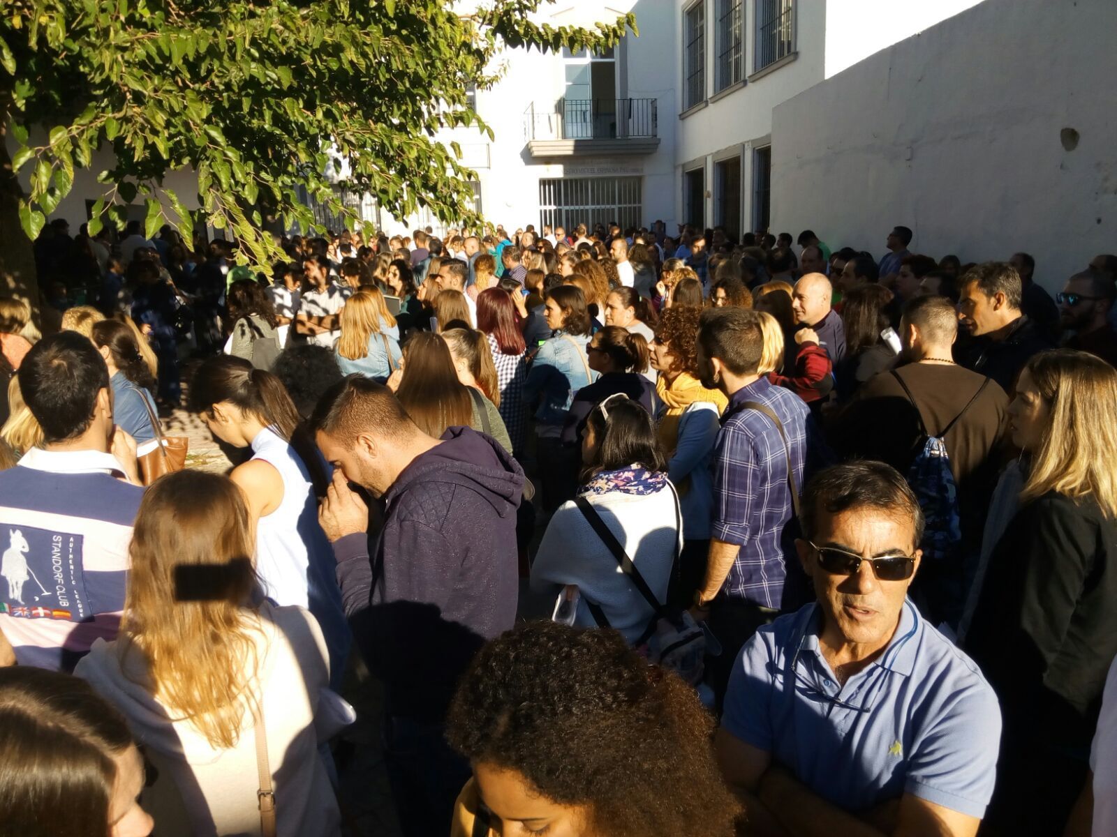 El Ayuntamiento cortó la calle Larga ante la multitud de personas concentradas