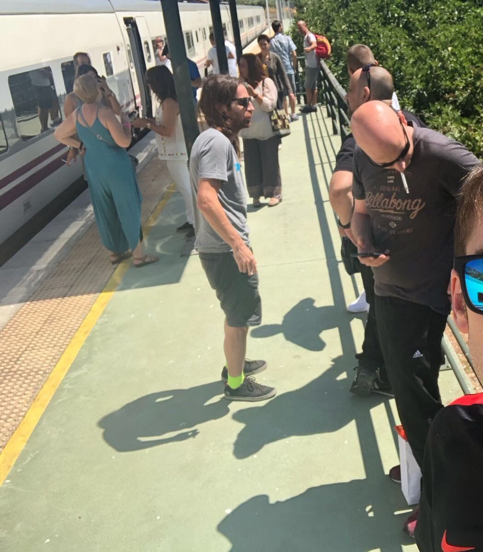 Pasajeros ayer a la espera en Benaoján.