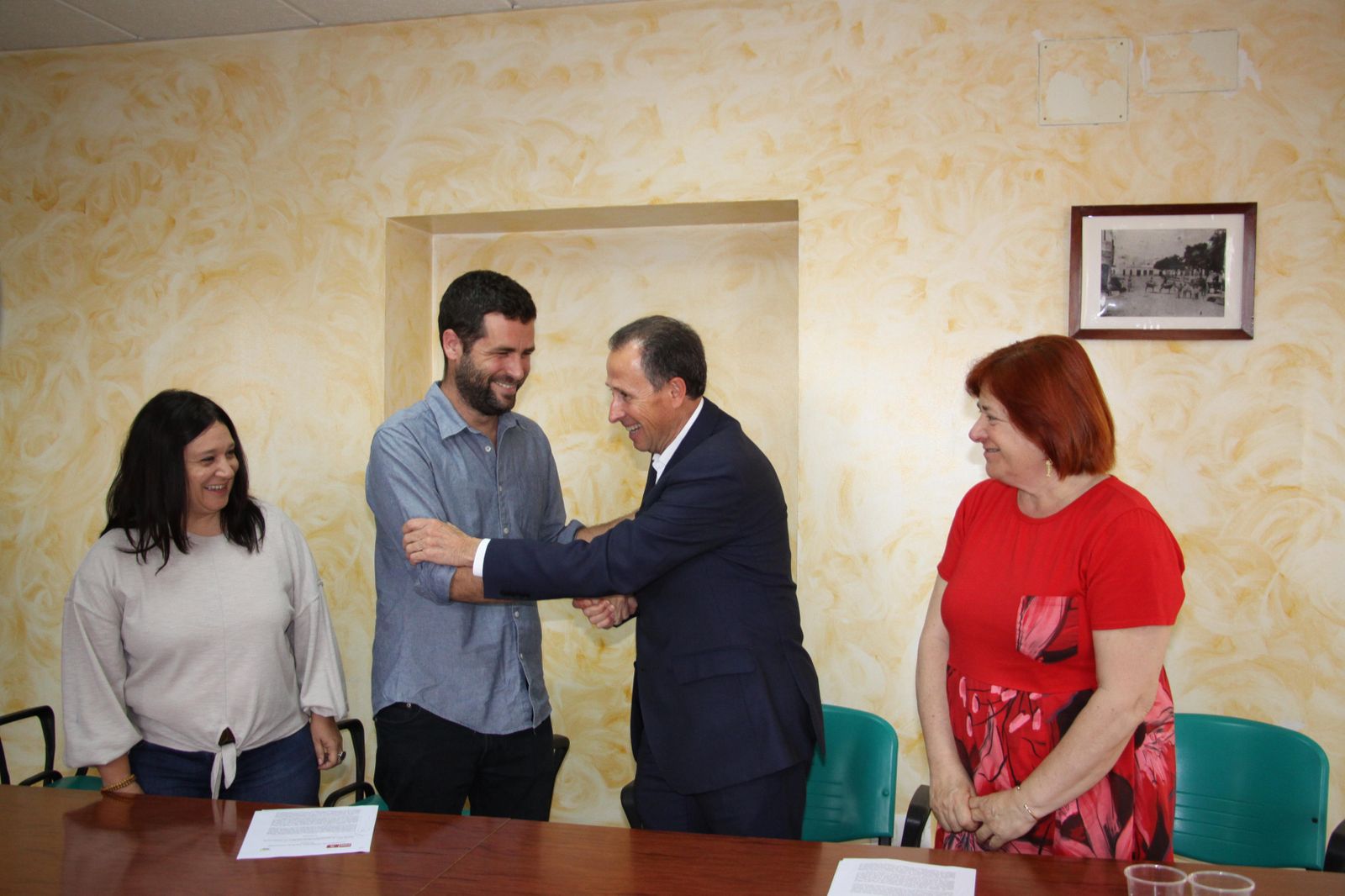 José María Román (PSOE) estrecha la mano de Roberto Palmero (IU) durante la firma del pacto al inicio de la legislatura.