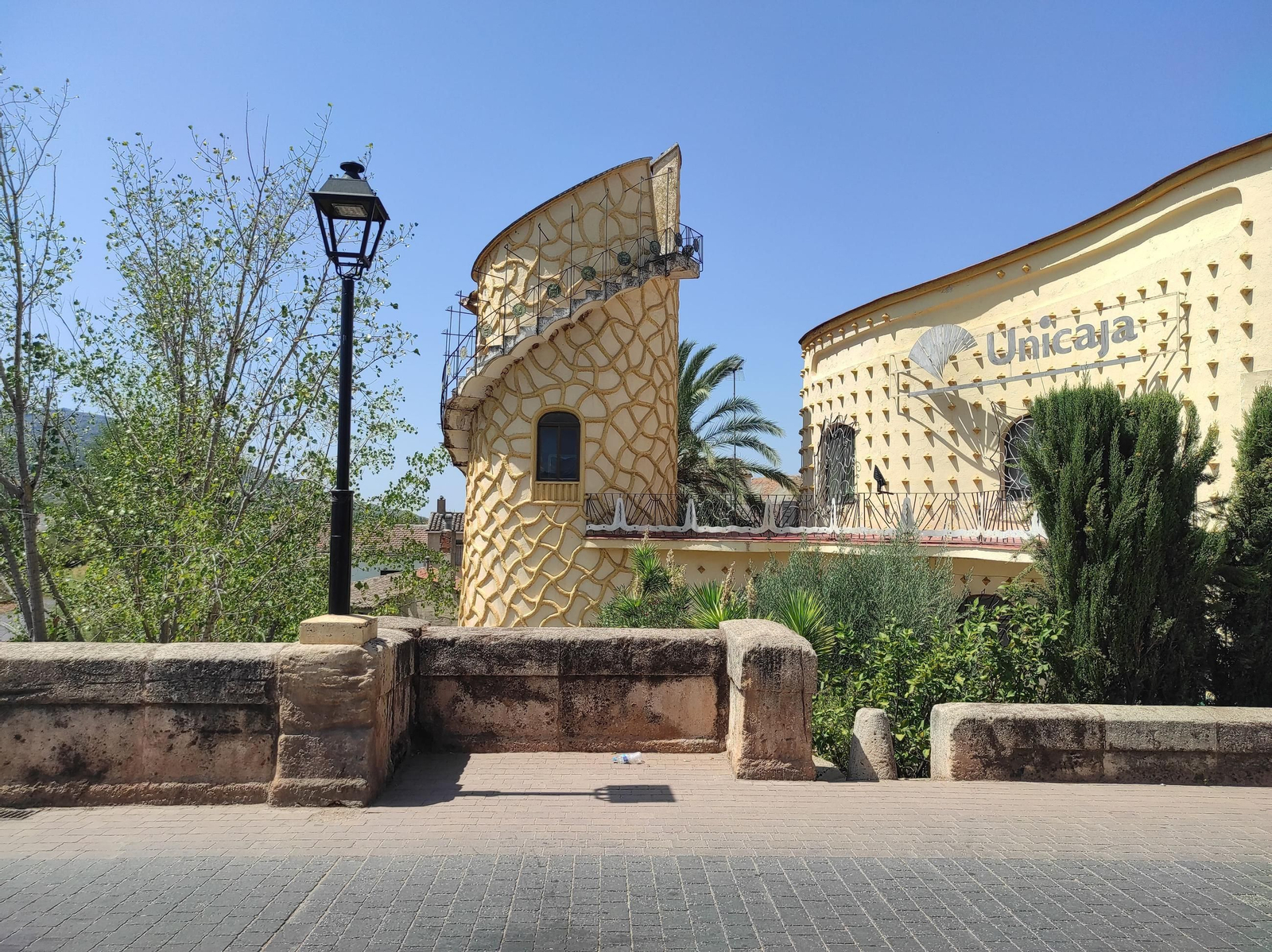 Disfruta de un paseo a orillas del río Guadalimar lleno de arte y rincones únicos.
