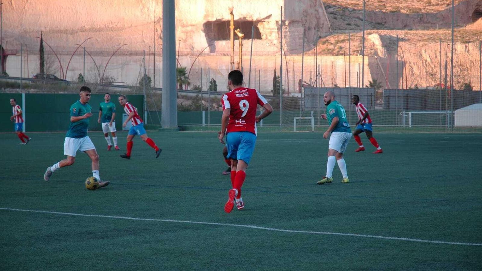 Zeus, en la imagen con el balón, es una de las incorporaciones estivales del Viator