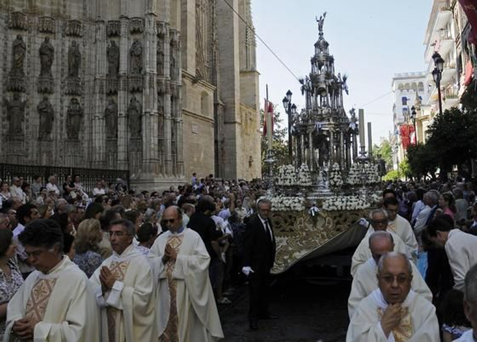 La Custodia a su paso por la Avenida de la Constitución.  Foto: Juan Carlos Váquez