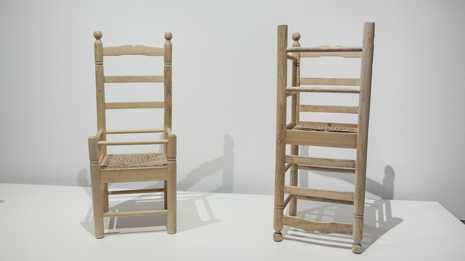 La instalación 'Sillas' en el Museo de Arte Contemporáneo de Genalguacil.