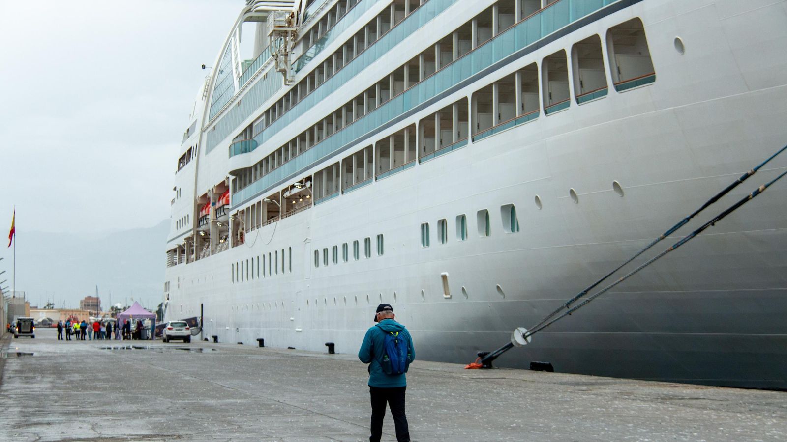 Un pasajero pasea por el muelle mientras espera la llegada del autobús