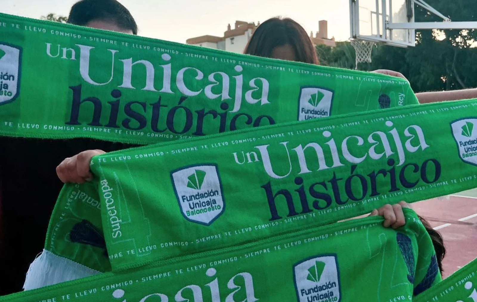 La bufanda que regalará el Unicaja a sus abonados.