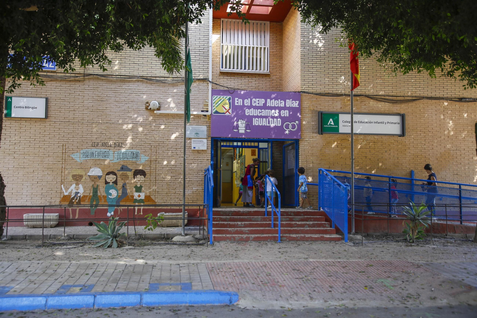 Las imágenes de la campaña de vacunación antigripal a los niños en el CEIP Adela Díaz de Almería