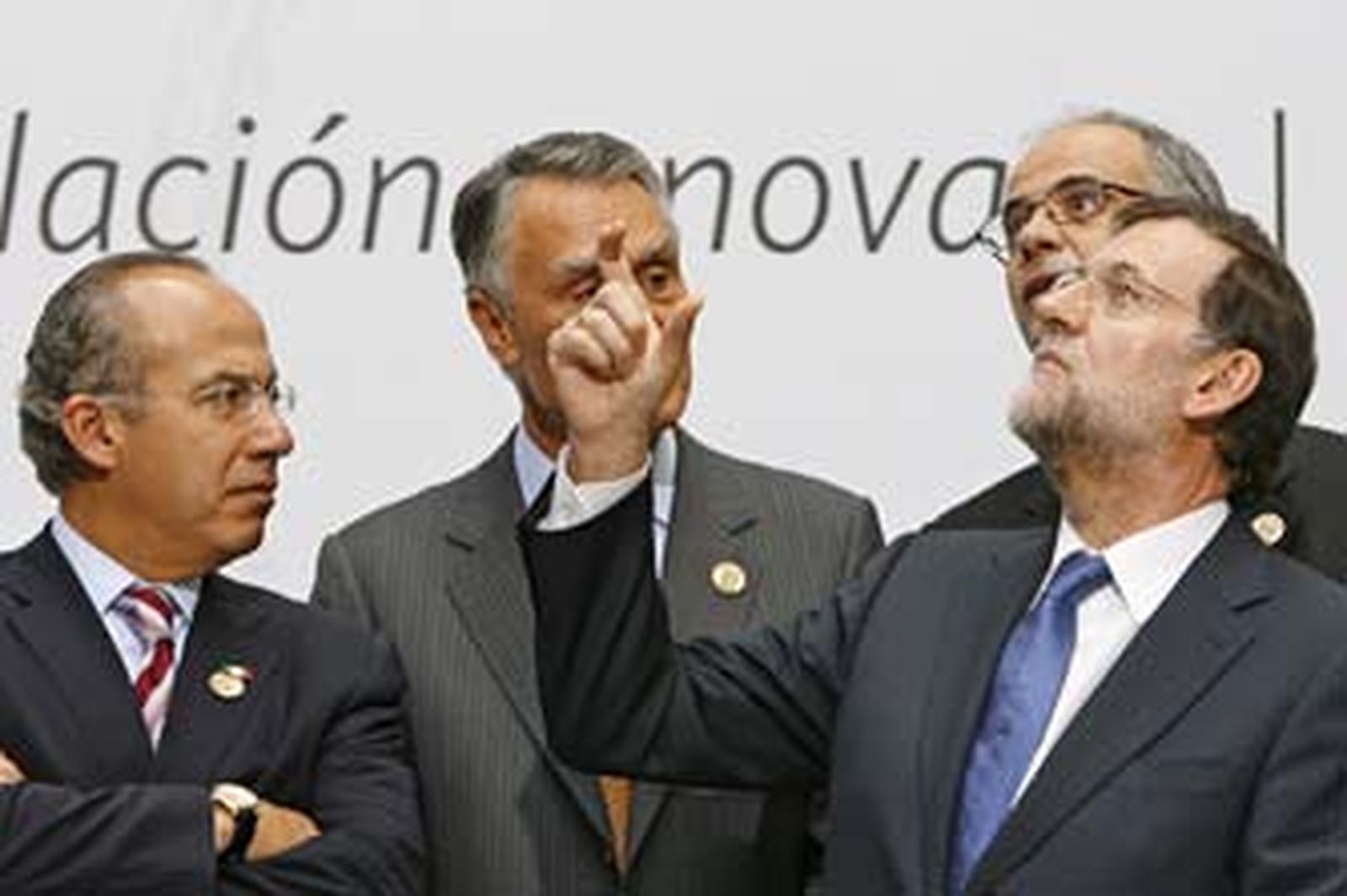 Mariano Rajoy realiza un gesto a su llegada, el pasado noviembre, a la XXI Cumbre Iberoamericana de Cádiz. /EFE