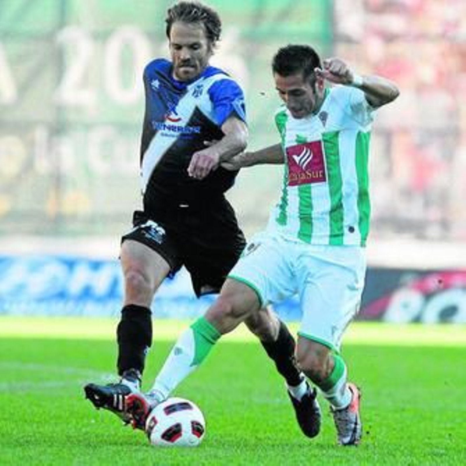 Mikel Alonso trata de quitarle la pelota a Charles en un lance del encuentro de la primera vuelta.