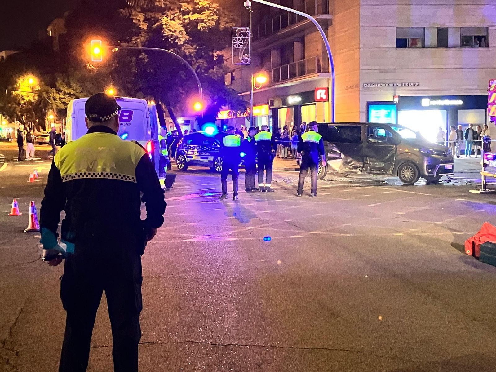 Agentes de la Policía Local con los dos vehículos siniestrados al fondo.