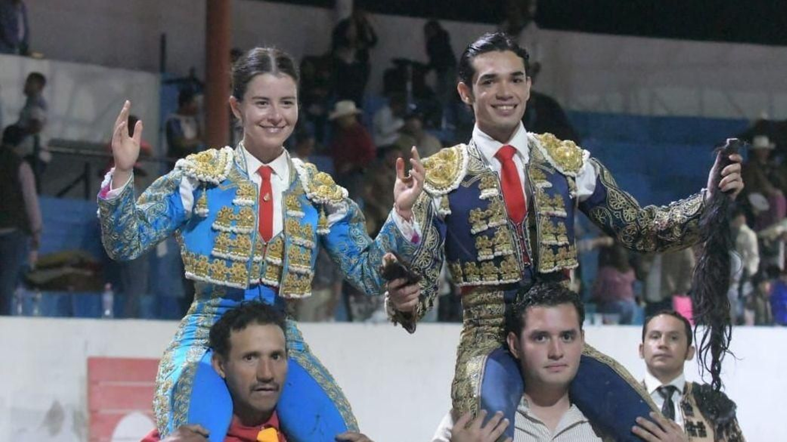 Miriam Cabas y Antonio Magaña a hombros en Pabellón de Arteaga (México)