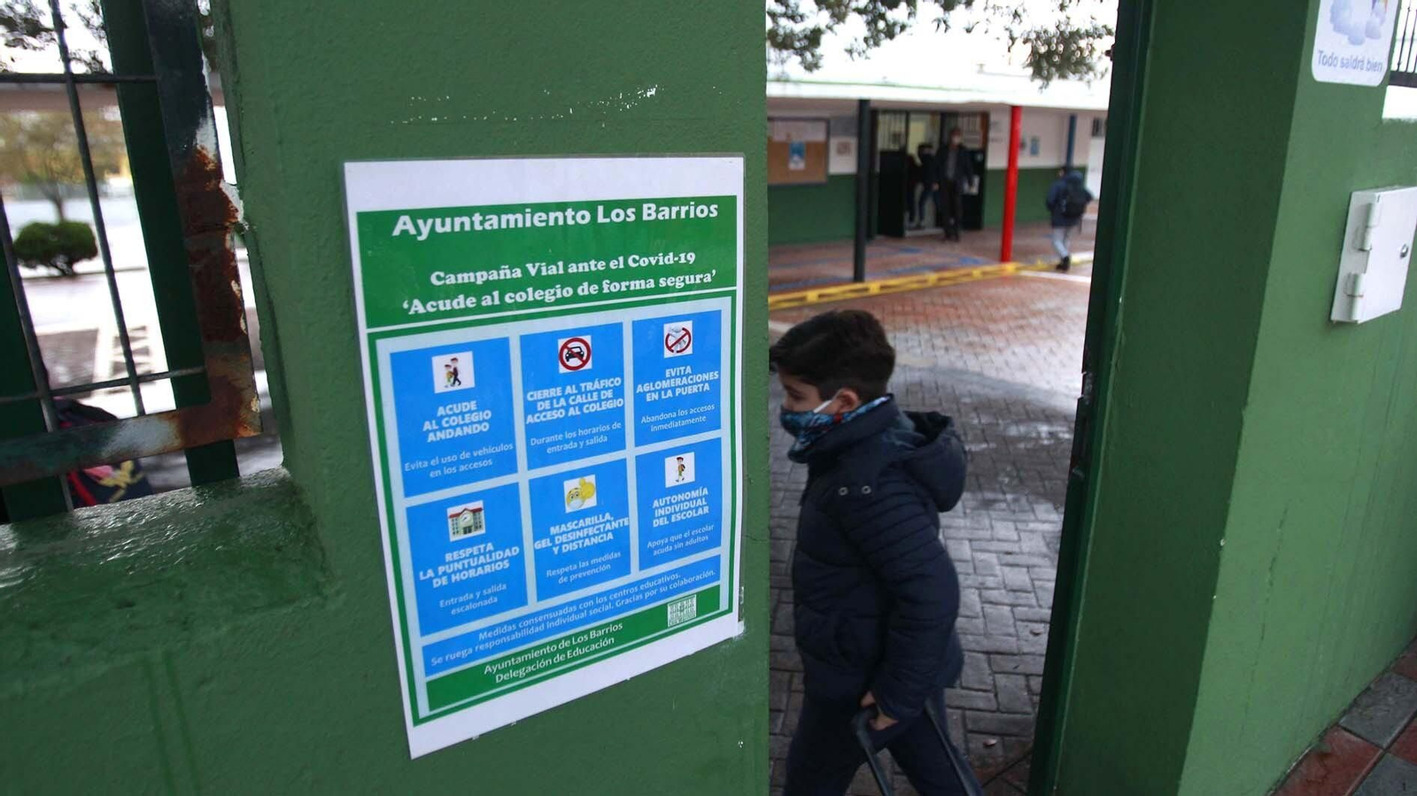 Entrada al colegio San Isidro Labrador en Los Barrios