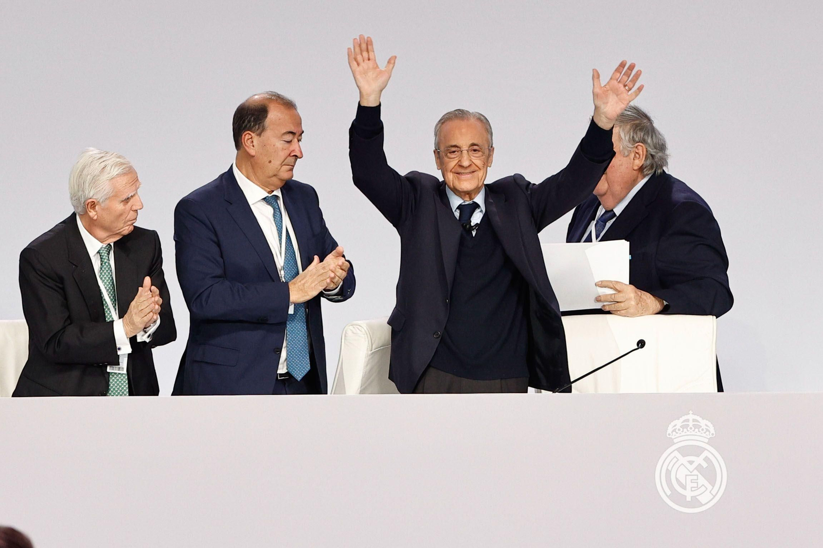 Florentino Pérez se dirige a los socios del Real Madrid en la Asamblea.