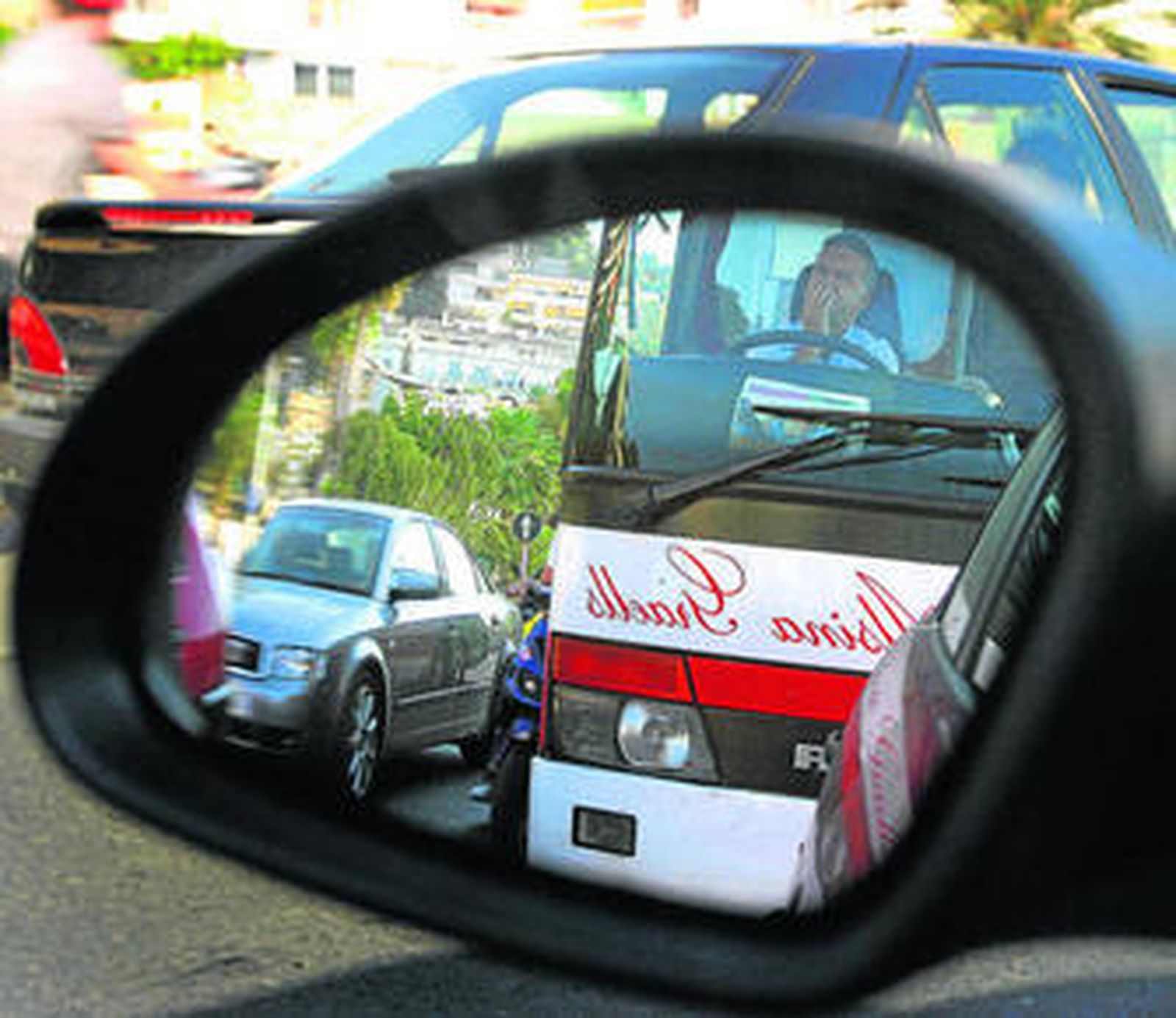 Imagen de un embotellamiento de tráfico, una circunstancia que dispara el estrés de los conductores.