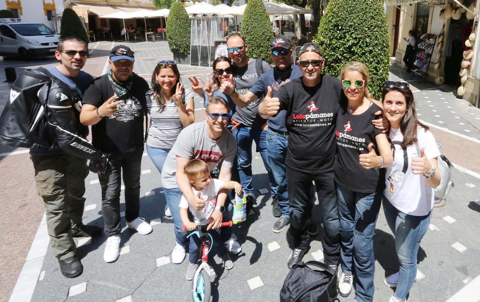 Pilar Santos y Carlos Riaza (segunda y tercero por la derecha) junto a su grupo de amigos moteros.