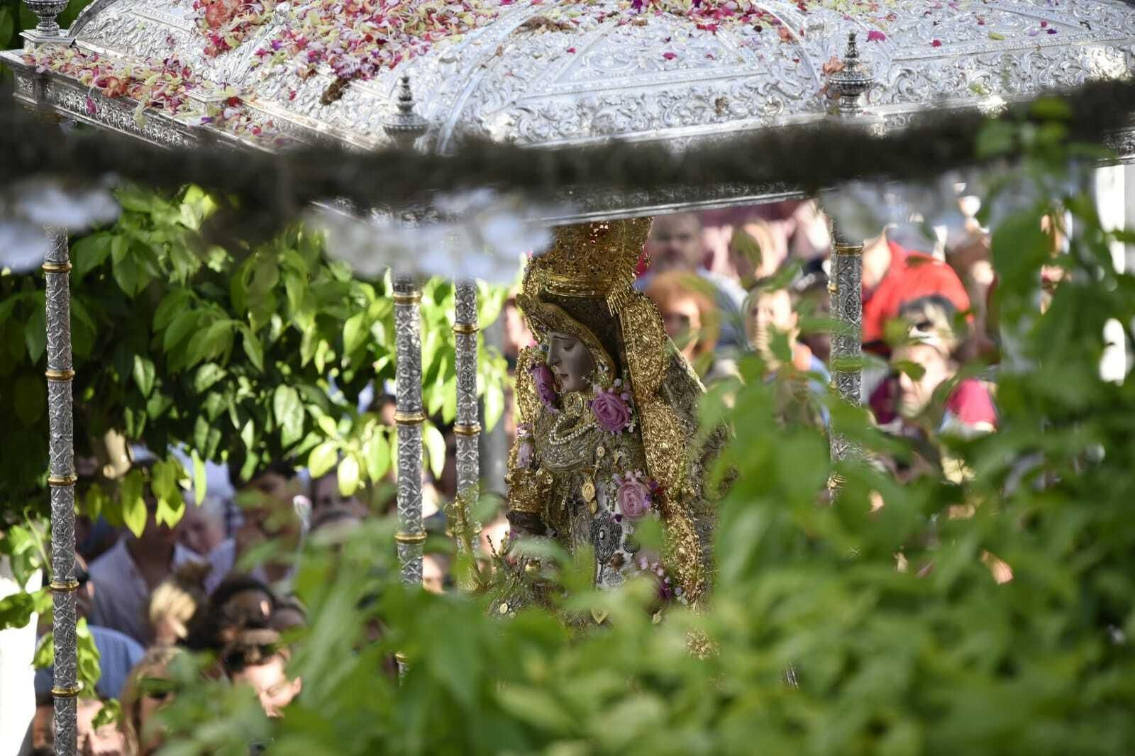 La Virgen del Rocío regresa a la iglesia tras 13 horas de procesión, en imágenes