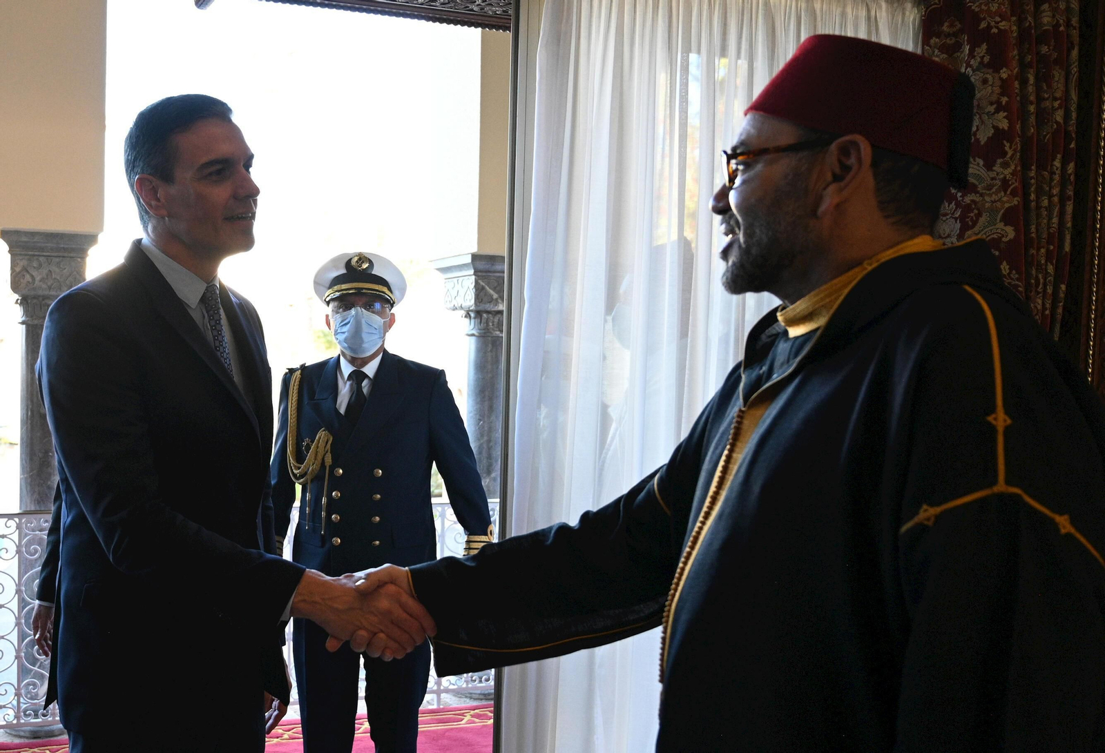 Pedro  Sánchez saluda al rey Mohamed VI de Marruecos en abril de 2022.