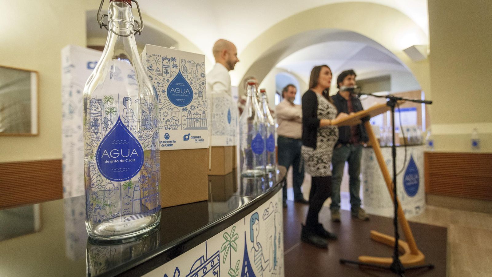 Botellas de la campaña Progrifo lanzada por Aguas de Cádiz