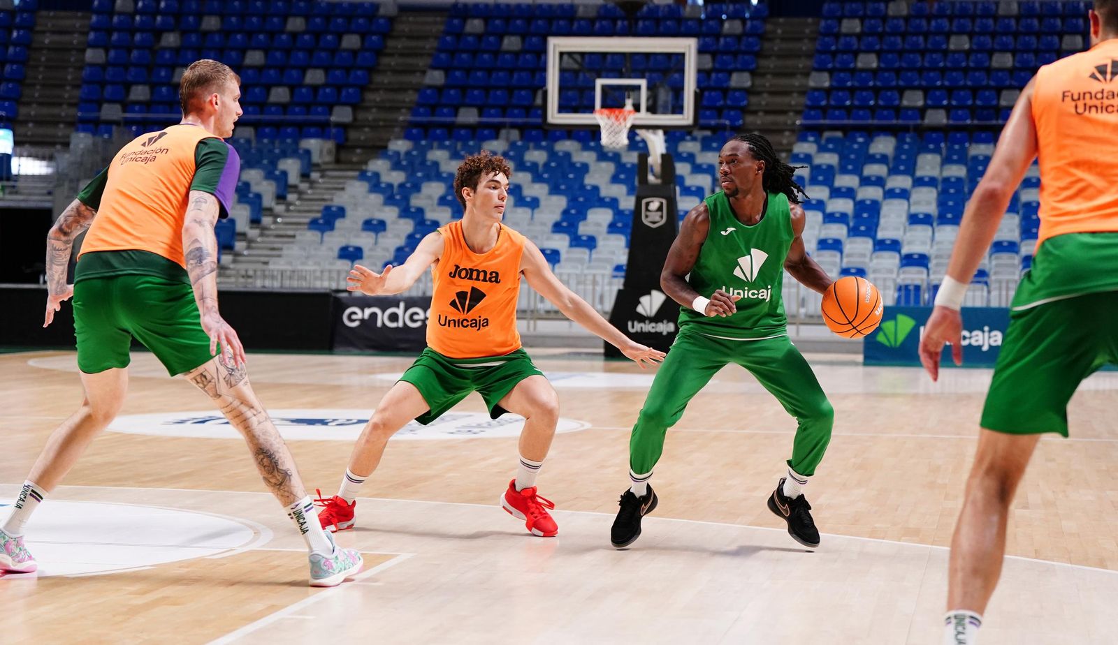 Manuel Trujillo defiende a Kendrick Perry.