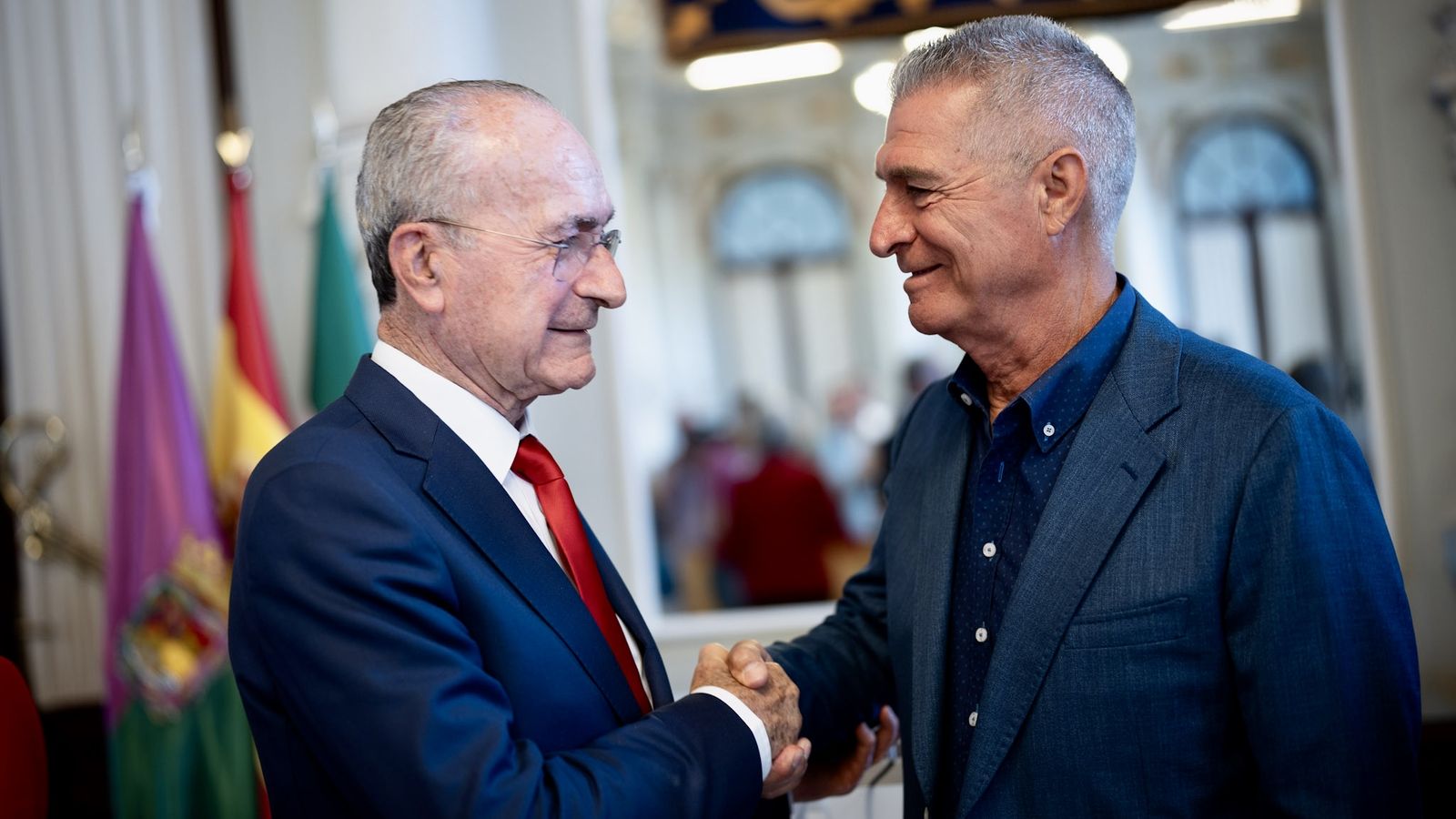 El alcalde de Málaga junto a Manolo Sarria, abanderado de este 2024