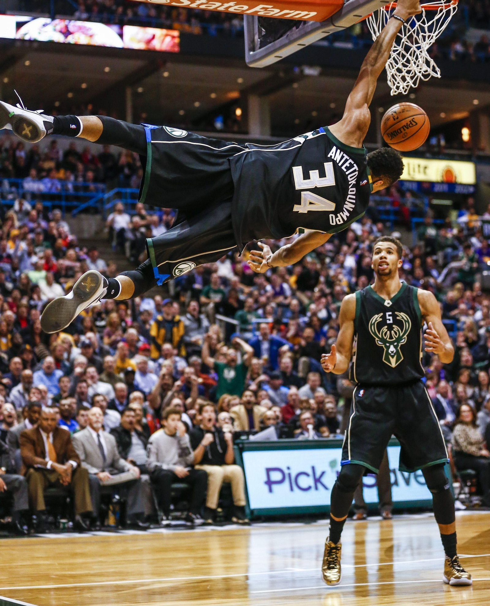Giannis Antetokounmpo machaca la canasta en un choque ante Los Lakers.