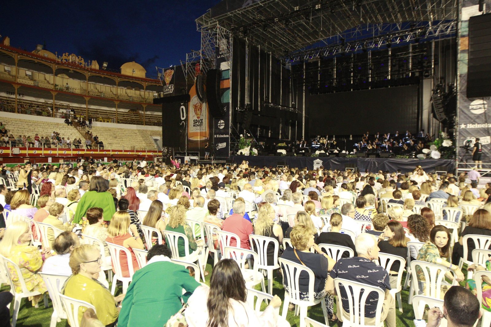 Isabel Pantoja cautiva al público de Almería en la plaza de toros