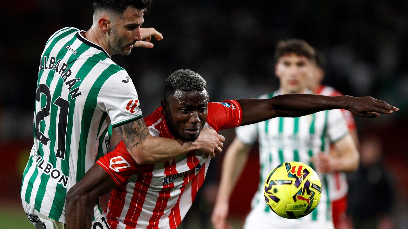 Carlos Albarrán sujeta a Soko en el Almería - Córdoba CF del pasado sábado.