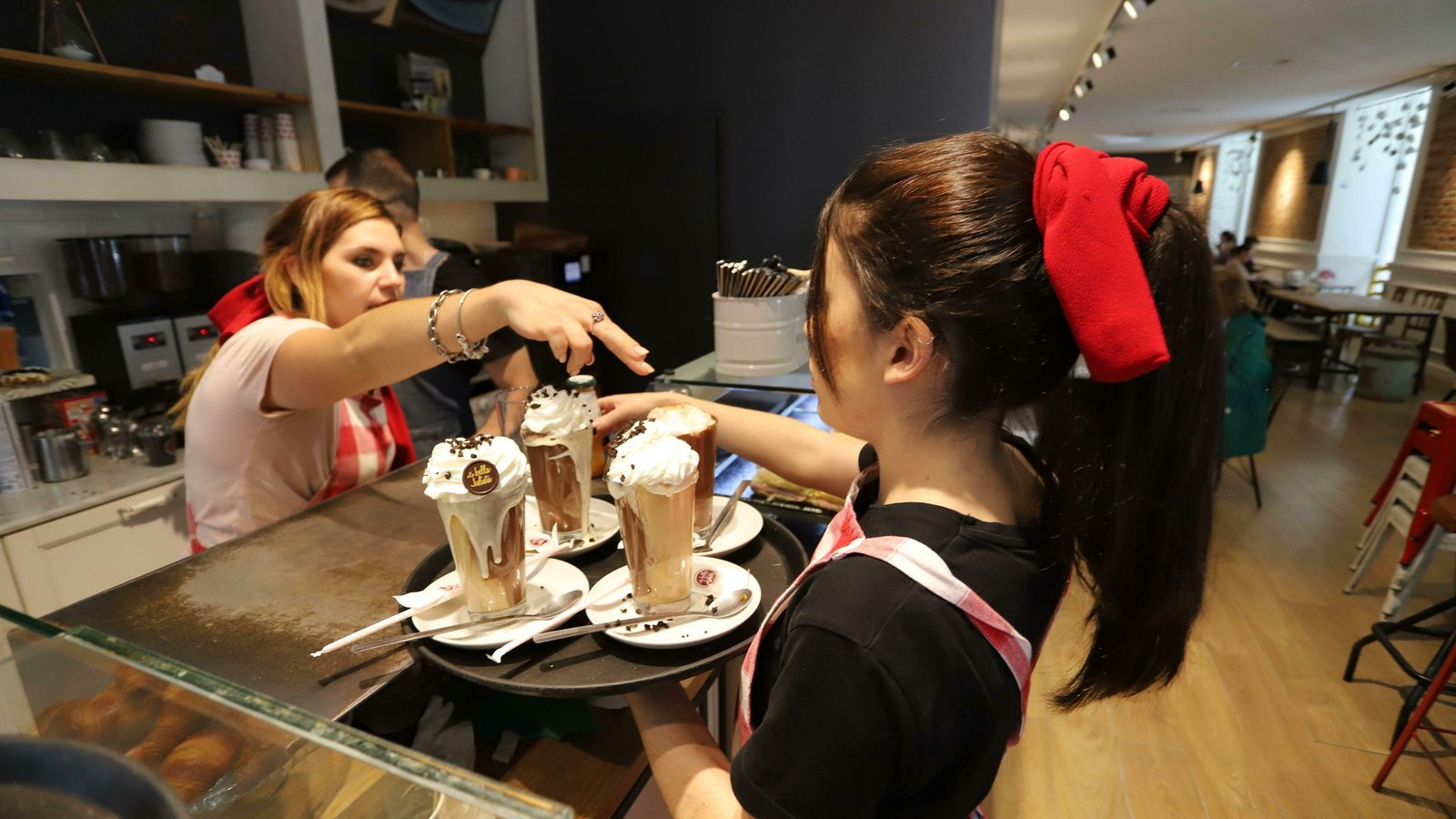 Una camarera trabaja en una cafetería en Málaga capital. Una camarera trabaja en una cafetería en Málaga capital.