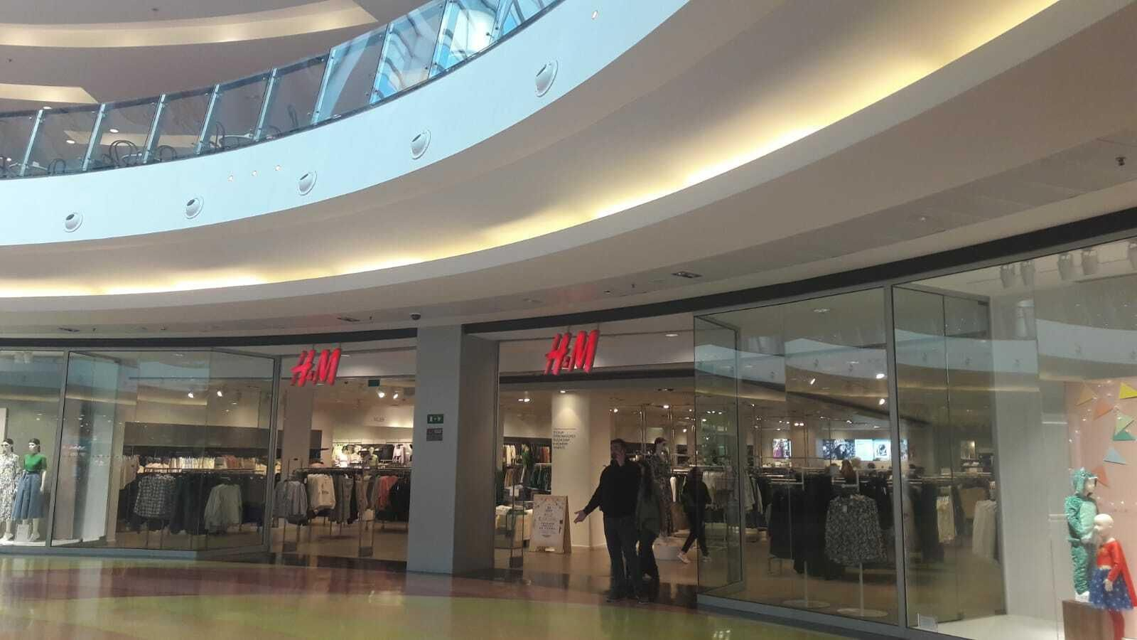 Entrada a la tienda de H&M, en Área Sur, este viernes.