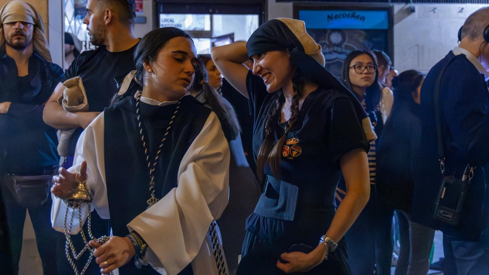 Luto y duelo en la noche del Viernes Santo, en imágenes