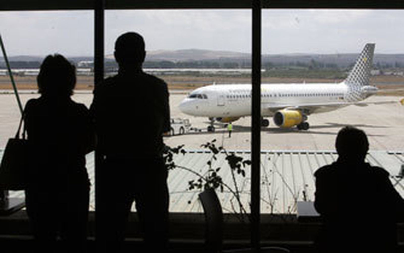 Varias personas observan los movimientos de un avión de Vueling en la pista de Jerez, en una imagen de archivo. /MIGUEL ÁNGEL GONZÁLEZ