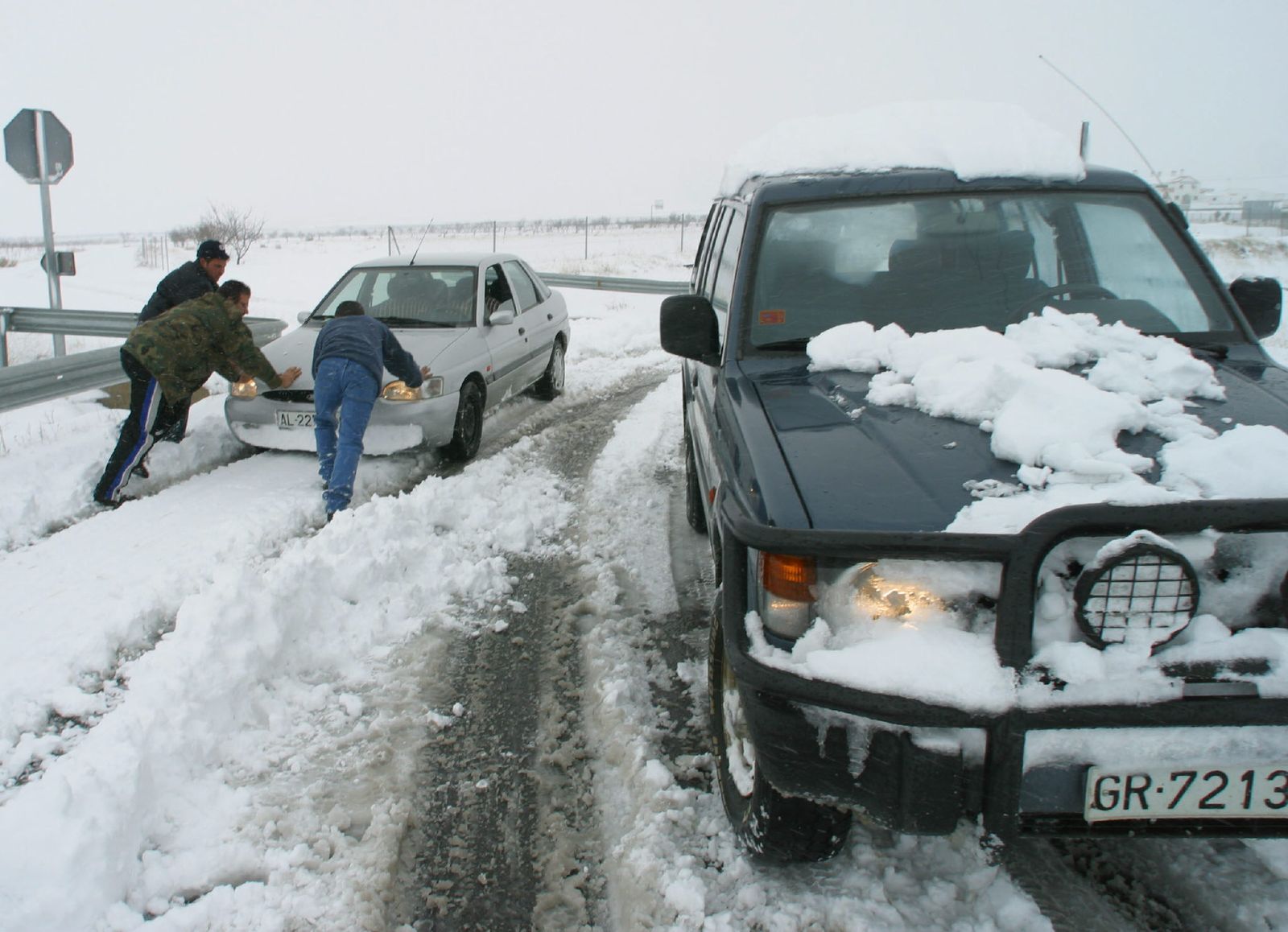 Cómo conducir con hielo en la carretera: velocidad adecuada y manera de frenar