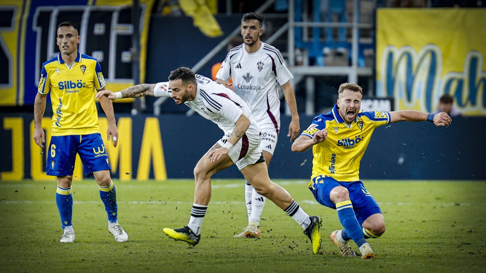 Búscate entre las fotos del partido de fútbol Cádiz CF - Albacete Balompié