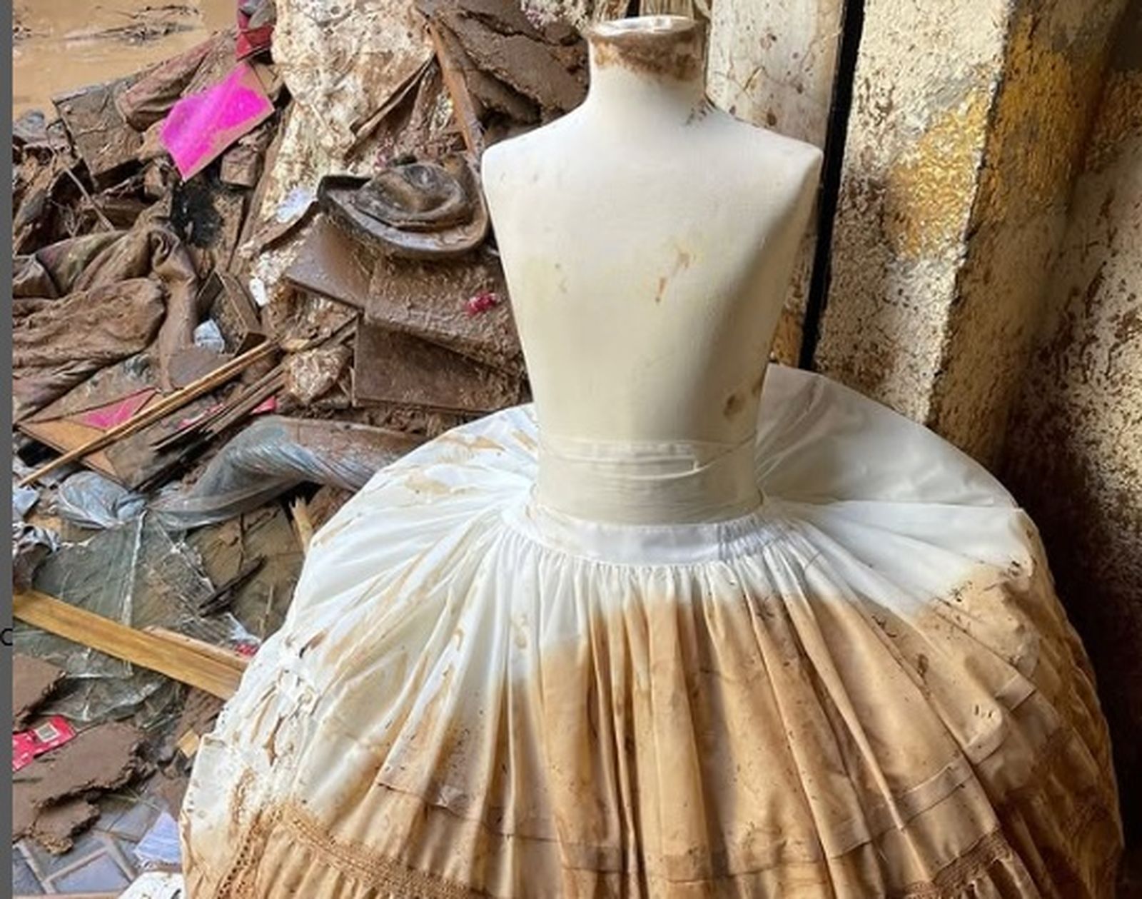 La moda flamenca más solidaria organiza un sorteo en favor de los artesanos afectados valencianos por la DANA.