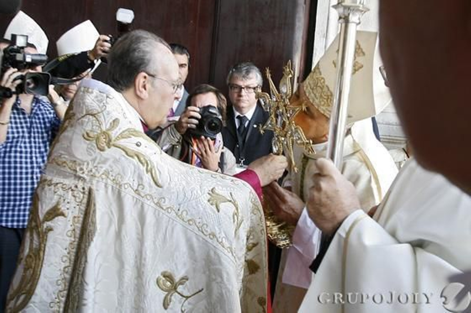 Imágenes de la toma de posesión del nuevo obispo de Cádiz y Ceuta, Rafael Zornoza Boy, en la Catedral de Cádiz.

Foto: Lourdes de Vicente - Joaquin Pino