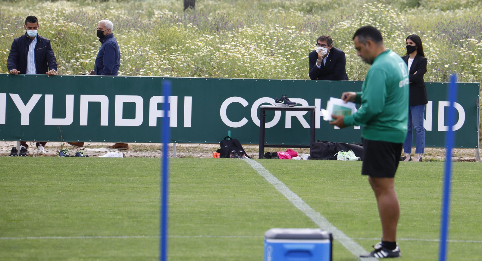 Germán Crespo consulta sus notas, con los responsables deportivos del Córdoba CF al fondo.
