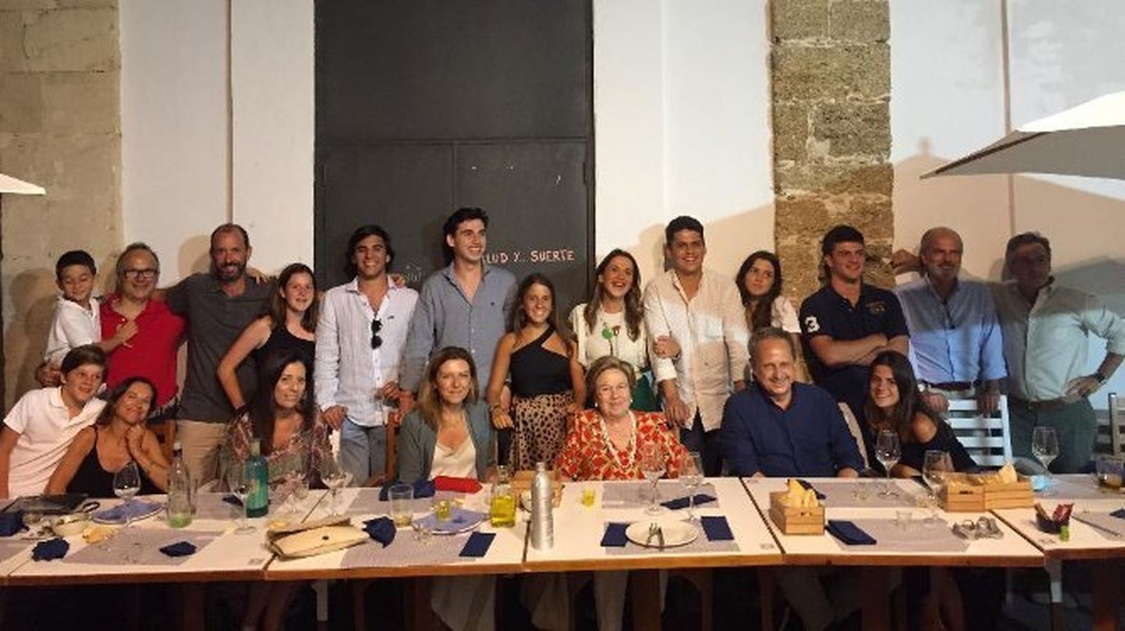 María  de los Ángeles Téllez con sus hijos Manolo, Javier Guillermo, Gema y María de los Ángeles Rodríguez Téllez, Pepe Amaya, Rafa Ortega, Isabel Carmona, Inés de Alba, Enrique y Alberto Rodríguez, Manolo, Gema y Lucía Amaya, Guillermo e Inés Rodríguez y Candela, Rafa y Gonzalo Ortega.