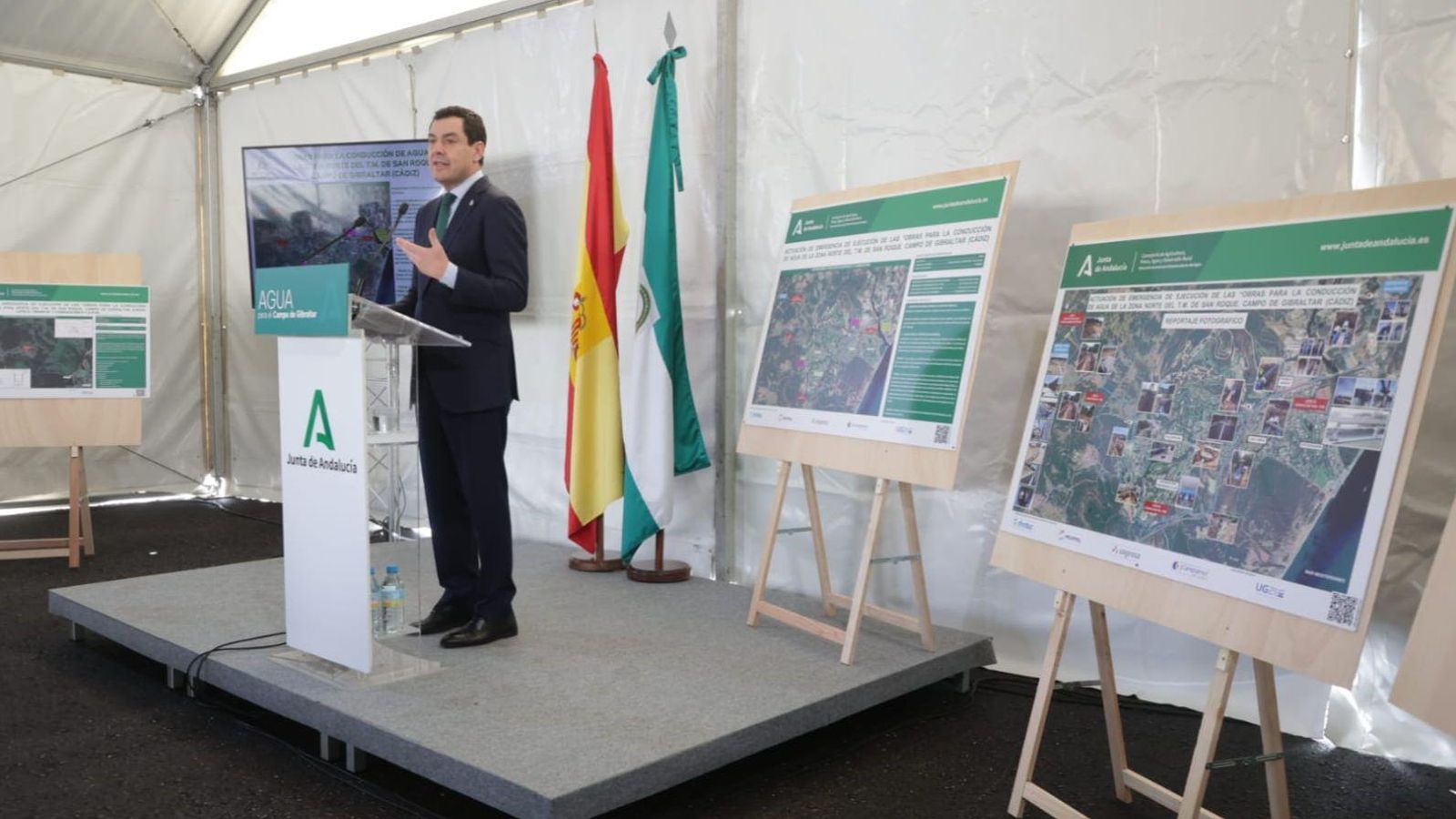 Juanma Moreno en la Estación de Tratamiento de Agua Potable (ETAP) de Arenillas, situada en el término municipal de Castellar de la Frontera, este martes.