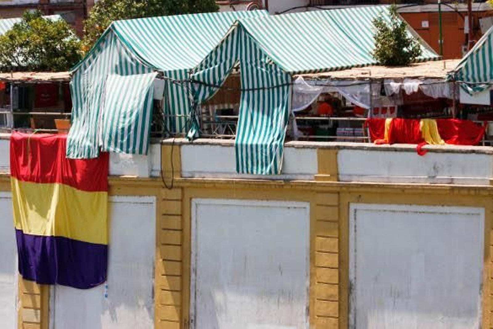 Prohibido colgar banderas en la calle Betis durante la Velá de Triana