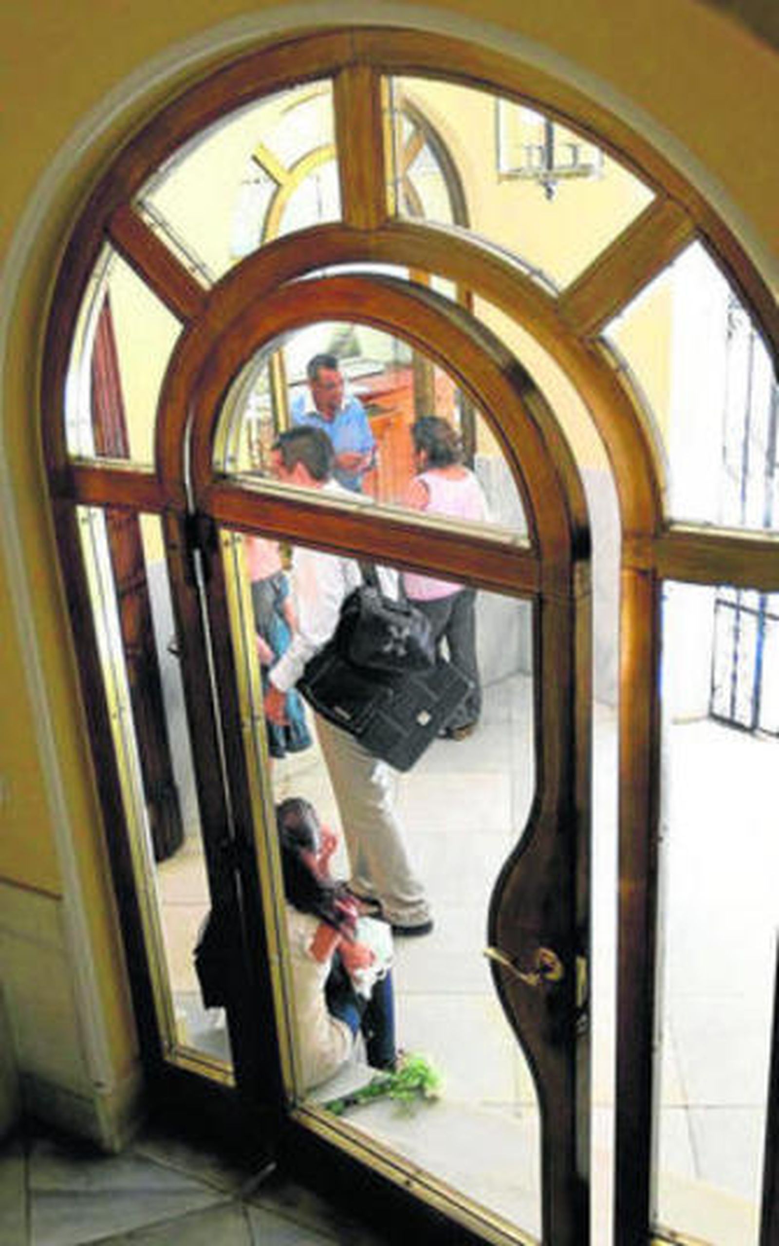 Ciudadanos esperan ser atendidos en el Colegio.