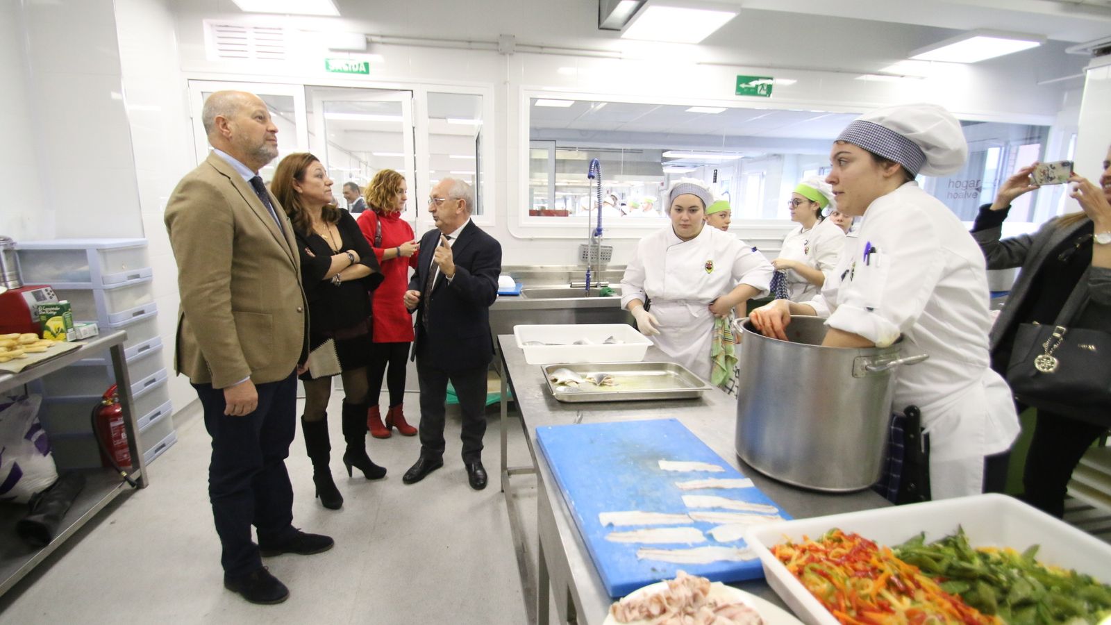 El consejero Javier Imbroda durante su visita al IESAlmeraya.