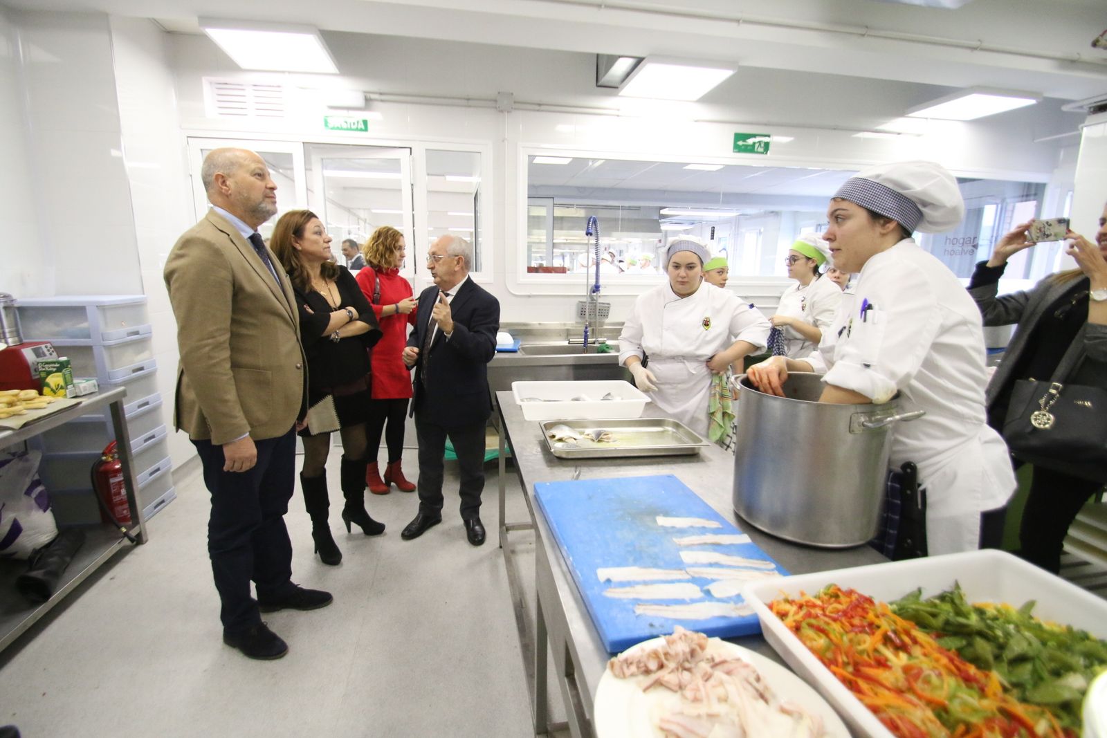 El consejero Javier Imbroda durante su visita al IESAlmeraya.