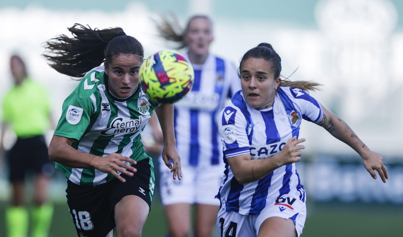 La bética Carmen Álvarez disputa el balón con la realista Sarasola.