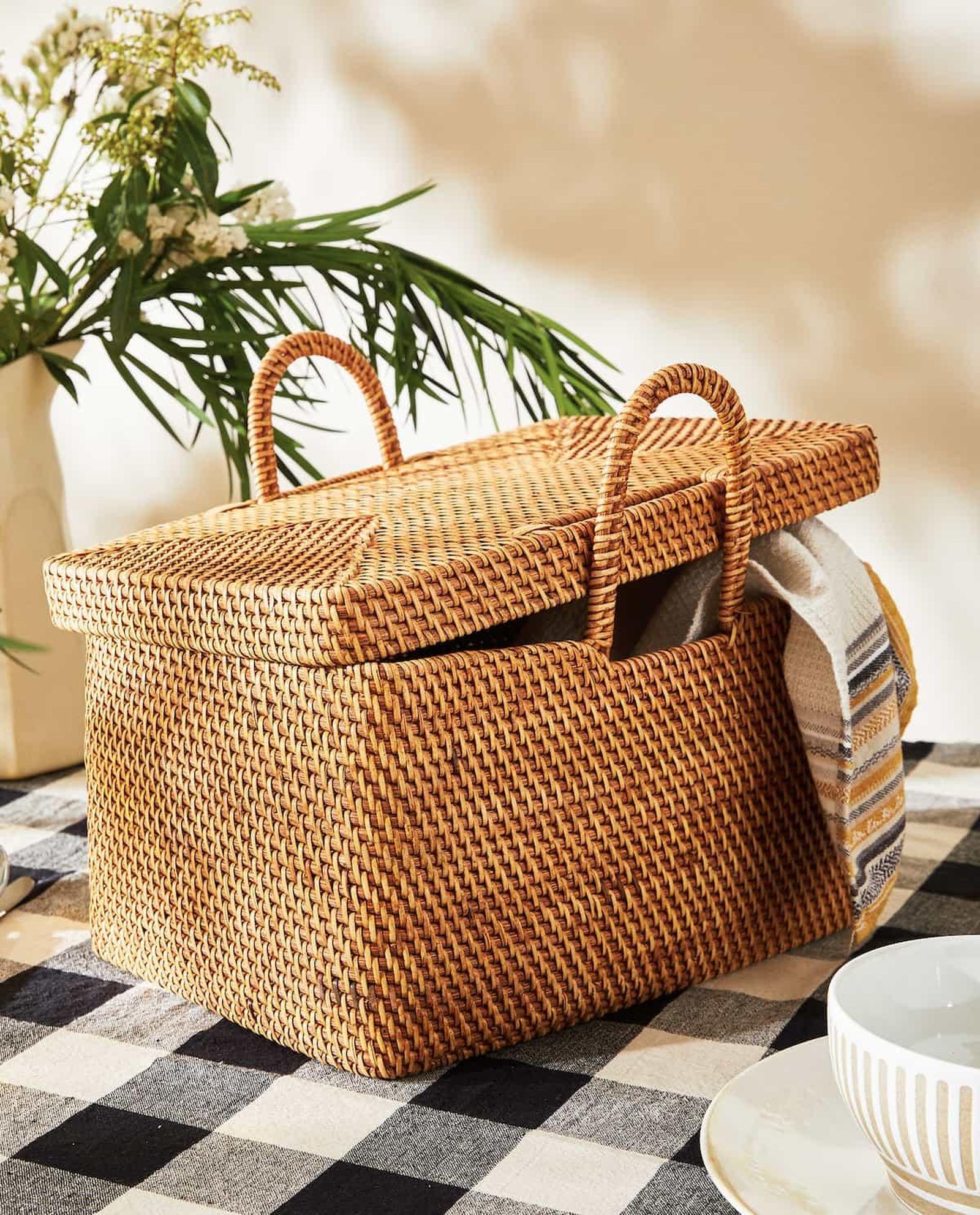 Cesto de mimbre de Zara Home.