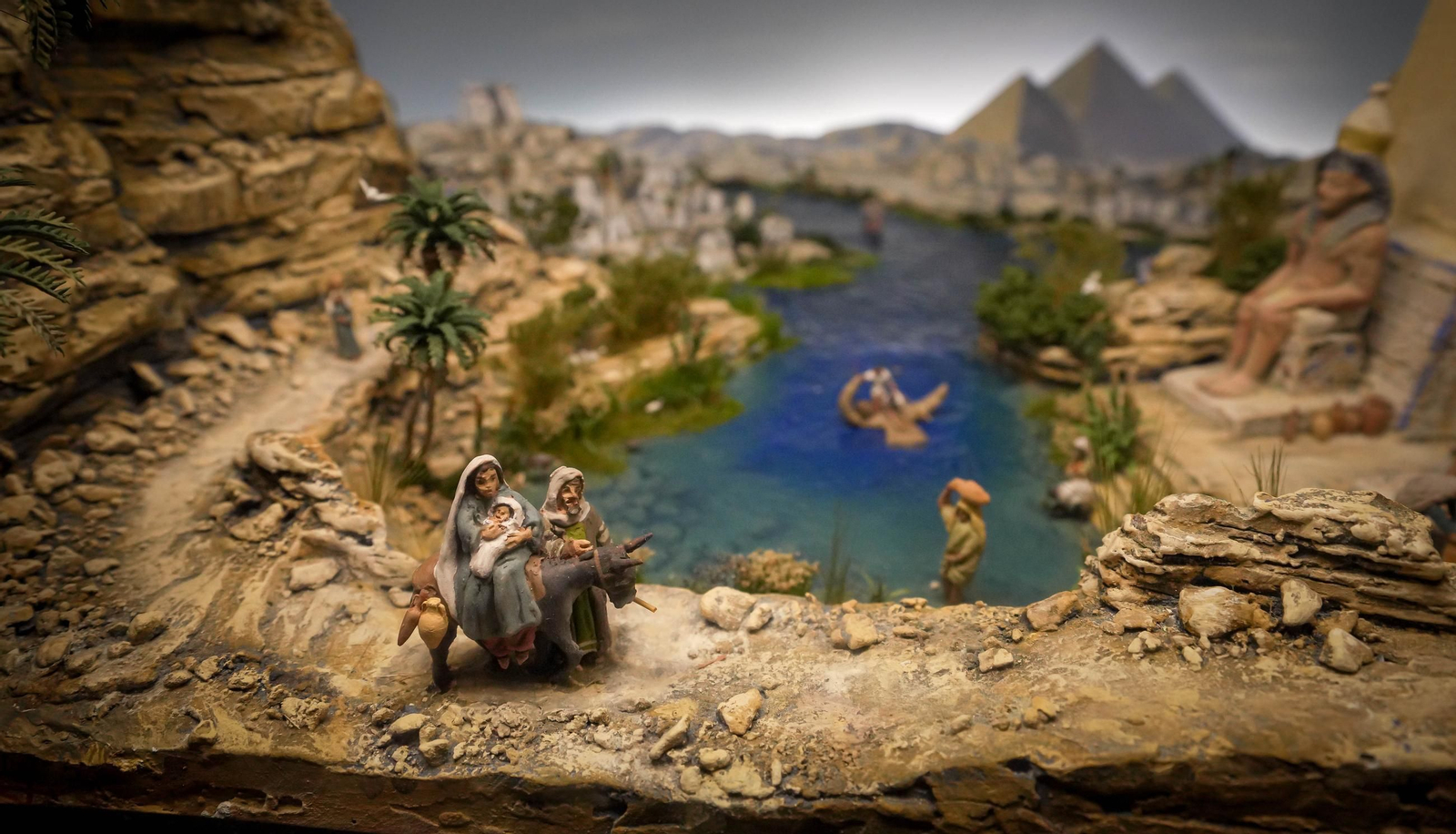 Imágenes de la exposición '50 Navidades montando el Belén' en Jerez