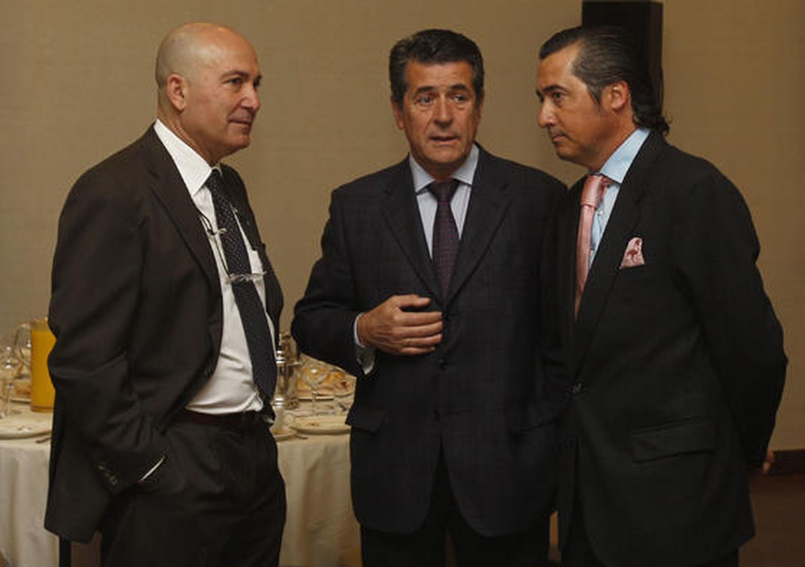 Antonio Jesús López Nieto, director general de Deportes de la Diputación, conversa con Francisco Rodríguez Chamizo, de Cajamar, e Ignacio Iturbe

Foto: Reportaje gr?co: Migue Fernandez y Sergio Camacho