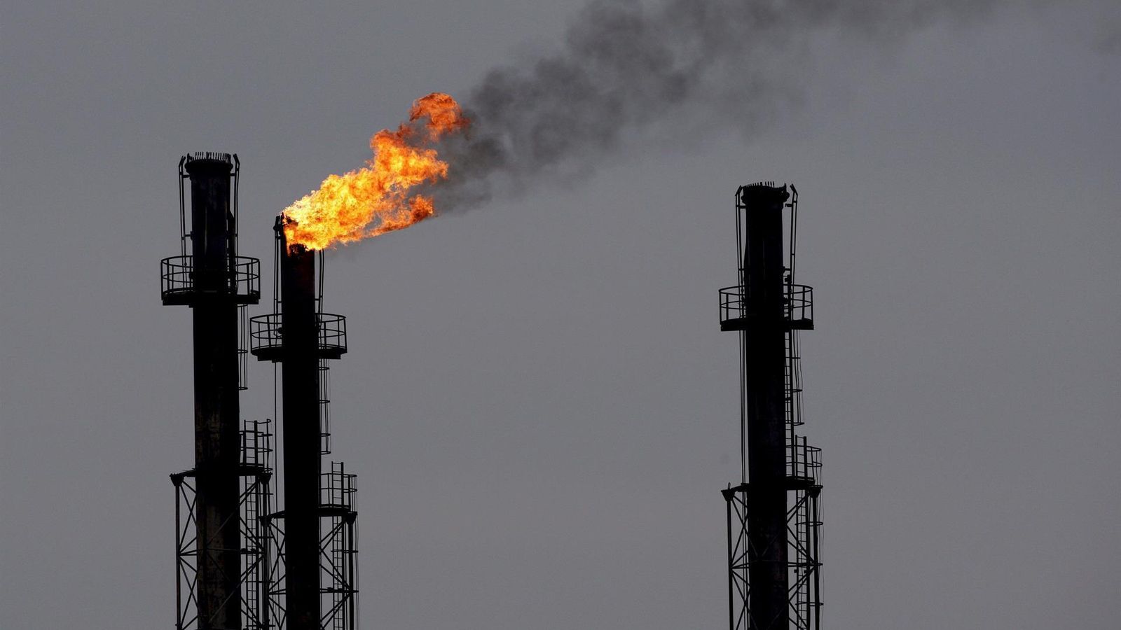Chimeneas en una refinería de gas y petróleo, en una fotografía de archivo.