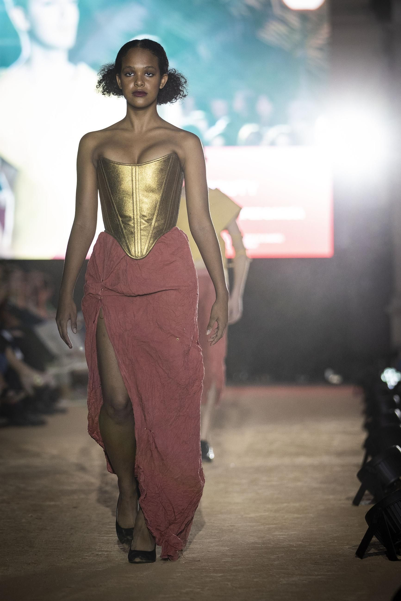 La creatividad de la colección Pouty deslumbra en la Pasarela Fortuny