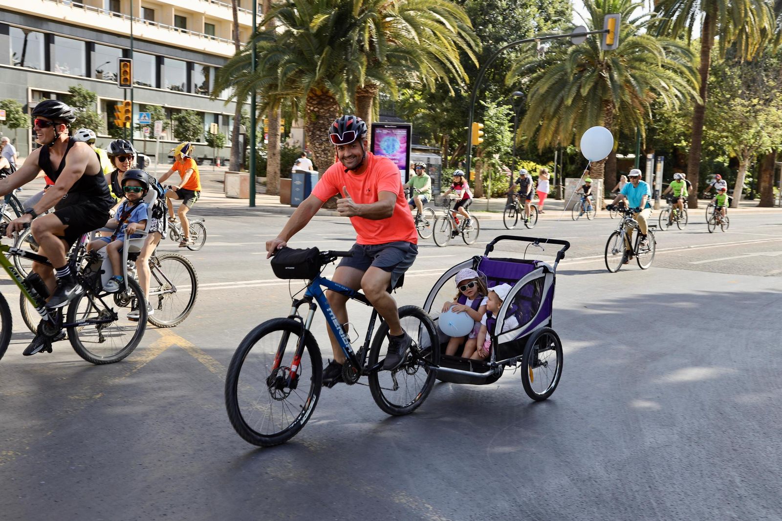 Cientos de ciclistas toman Málaga en el Día de la Bici, en imágenes