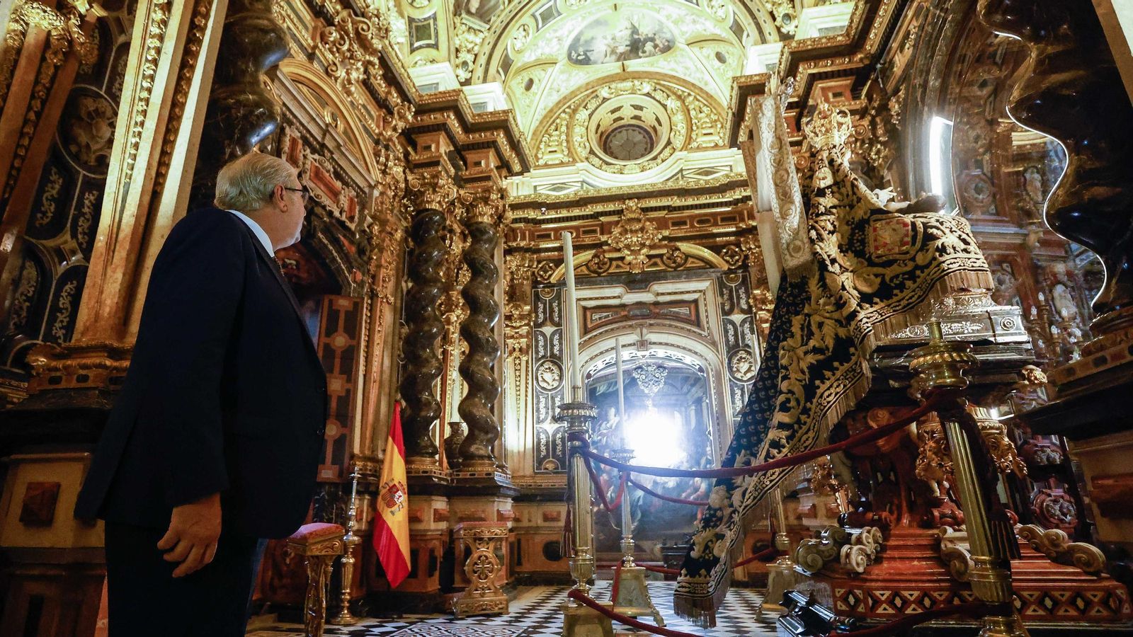 Antonio González en el Camarín, ante la Virgen de las Angustias de Granada